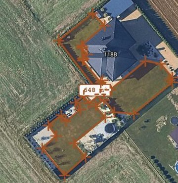 Zaznaczona działka 648 m² na mapie satelitarnej